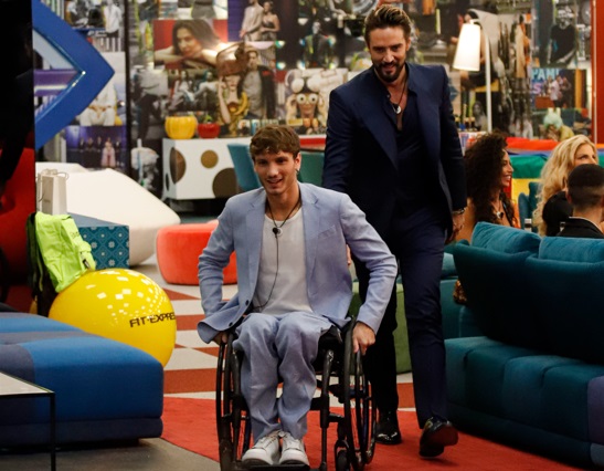 GF Vip, lo staff e il padre di Bortuzzo contro Alex Belli: «Tu sei caduto di stile, sempre che tu ce l’abbia. Ci auguriamo che il GF prenda seri provvedimenti»