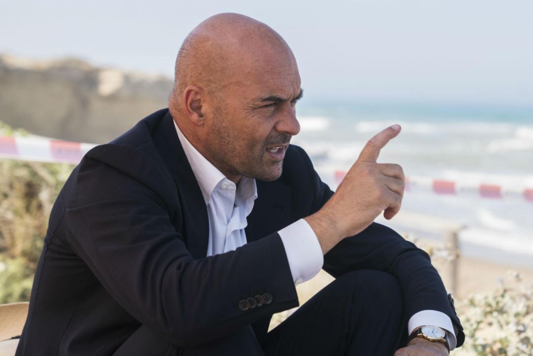 Luca Zingaretti: «Dovevo sopravvivere a Montalbano». Ora farà il regista e ‘Il Re’ su Sky