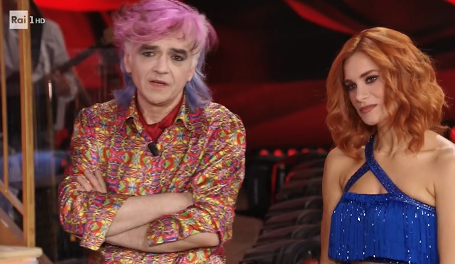 Ballando, Morgan controreplica alla ‘donna-bullo’ Selvaggia Lucarelli: «Prima nemica della donna. Si aggira nelle file della borghesia sventolando i diritti della donna moderna e libera. Non certo nei marciapiedi»