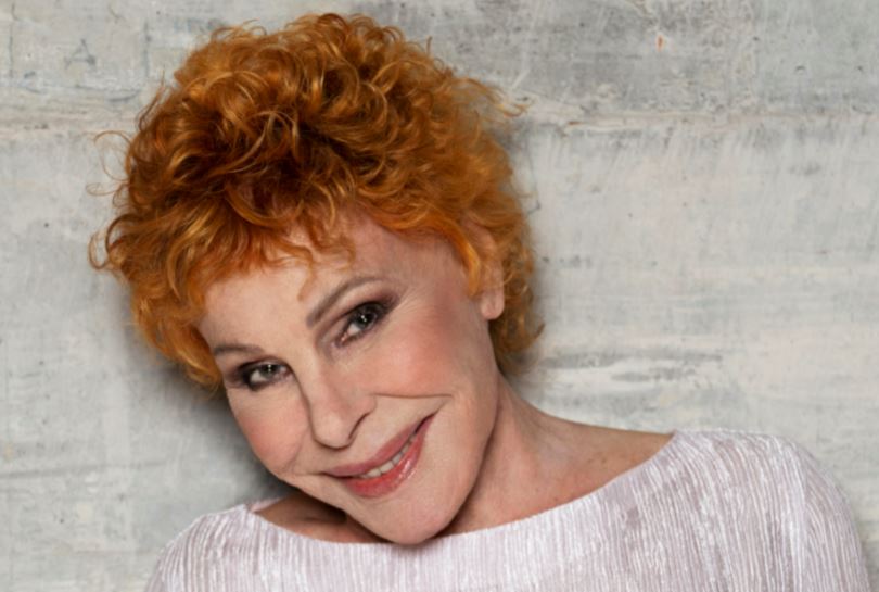 Le Iene, Ornella Vanoni non ci sarà. «Forte stato influenzale». Arriva Elena Santarelli