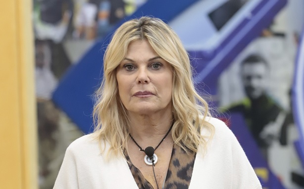 GF Vip, Patrizia vs Alex che non lava i piatti (e se ne infischia). Katia la boccia: «Se siamo a questi livelli, ti conviene andar fuori»
