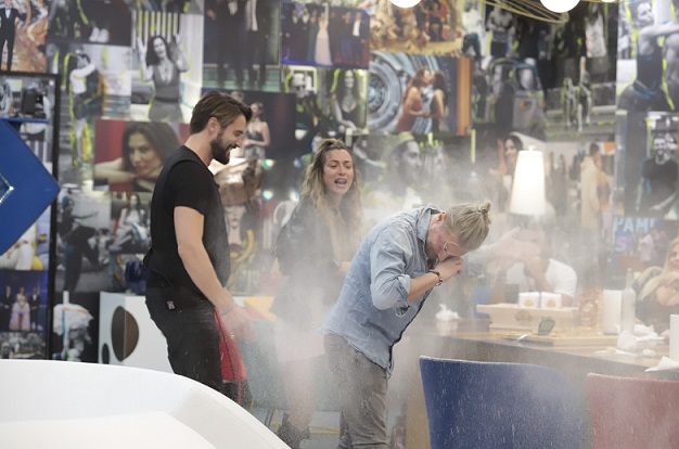 GF Vip, Soleil lancia la farina sugli occhi di Davide e lui sbotta: «Cogli*na! Mi ha fatto male questa testa di caz*o ma la pagherà» – Video