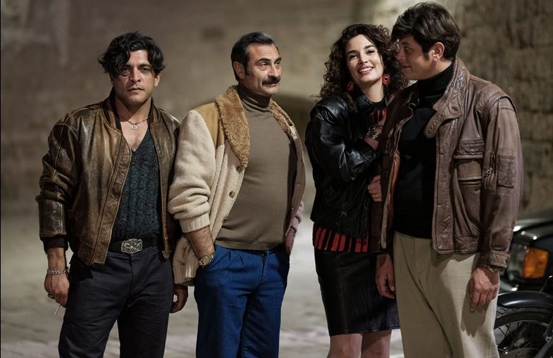 Programmi TV di stasera, mercoledì 17 novembre 2021. ‘Storia di una Famiglia Perbene’ incontra la prima di ‘Mare Fuori 2’