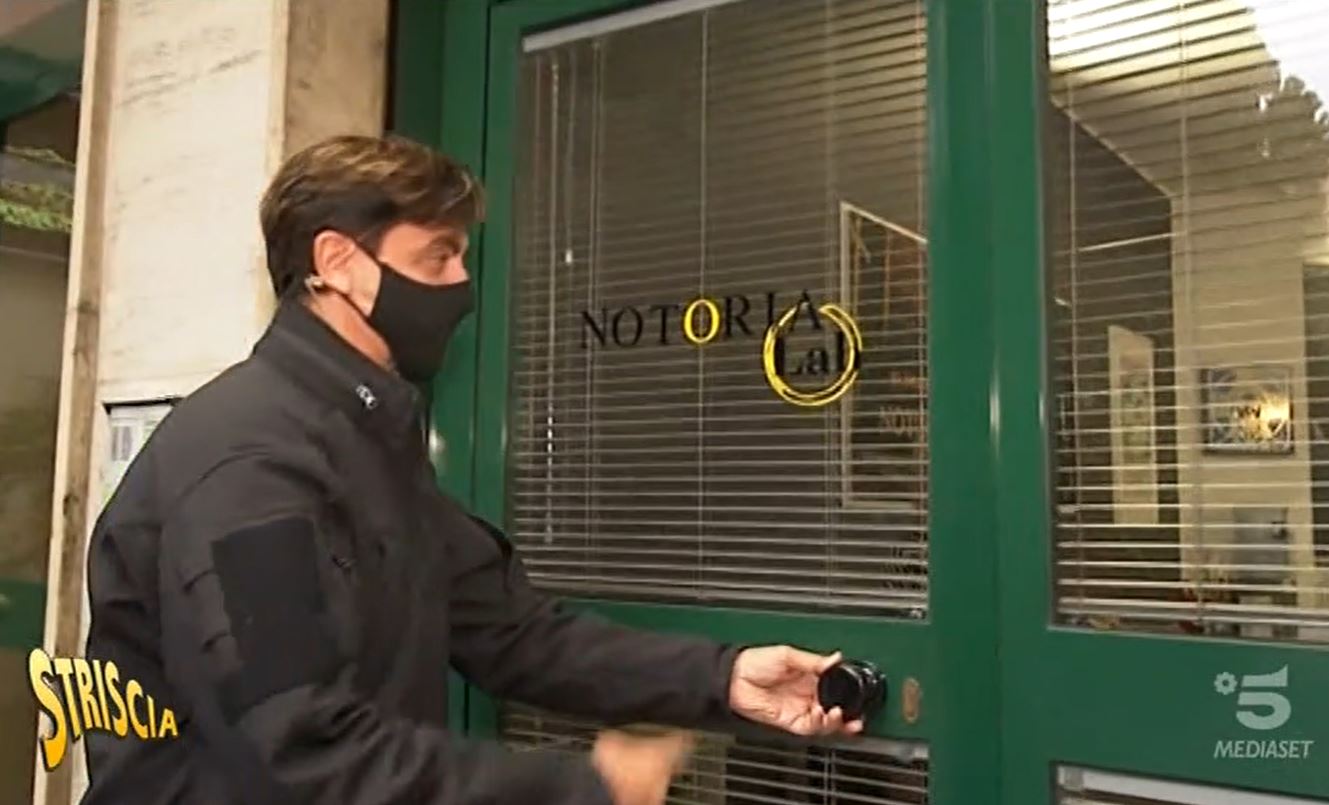 Striscia accusa l’agenzia di Ambra di aver organizzato la polemica a fini promozionali. La replica della manager a DavideMaggio.it