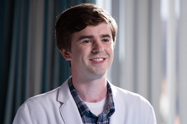 Programmi TV di stasera, venerdì 12 novembre 2021. Su Rai2 continua la serata ‘medical’ con ‘The Good Doctor’ e ‘The Resident’
