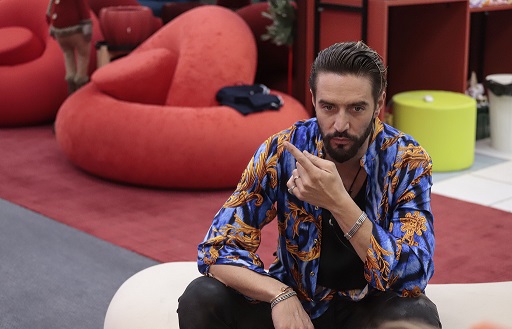 GF Vip, Alex Belli annuncia l’abbandono: «Devo riprendere in mano la mia vita, la mia famiglia e la donna che amo». Lo farà davvero? – Video