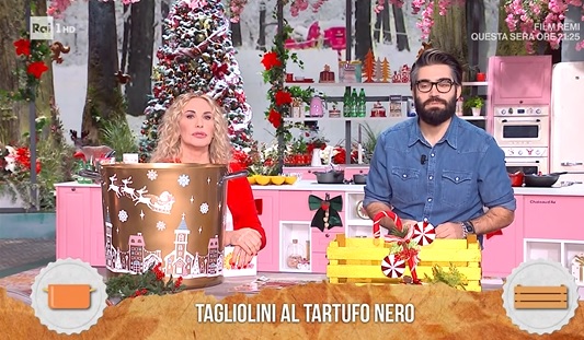 E’ Sempre Mezzogiorno: la signora Pina è al telefono con la Clerici ma vuole giocare al ‘porcellino’ de I Fatti Vostri! – Video