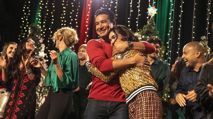 Programmi TV di stasera, domenica 26 dicembre 2021. Su Rai2 continua il Natale con «Feliz NaviDAD»