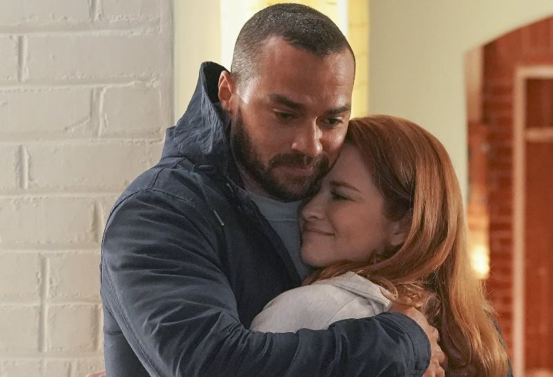 Programmi TV di stasera, lunedì 13 dicembre 2021. Su La7 il ritorno di April e l’addio di Jackson a ‘Grey’s Anatomy’