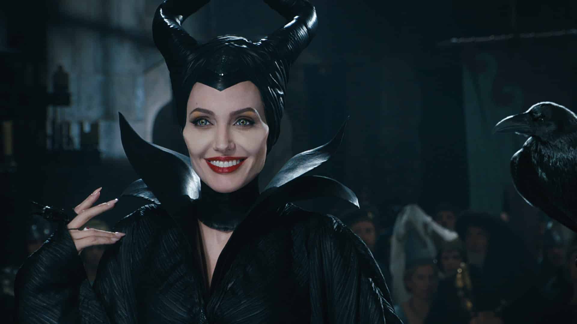 Ascolti TV | Domenica 26 dicembre 2021. Maleficent (15.1%) batte Natale a 5 stelle (11.1%). Bene Città Segrete (7.6%). Il 20 al 3.4% con Il signore degli anelli