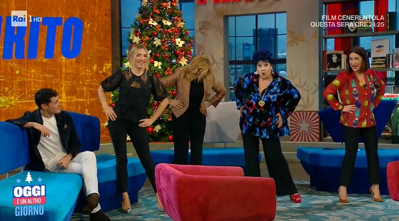 Marisa Laurito insegna la ‘mossa’ a Serena Bortone – Video