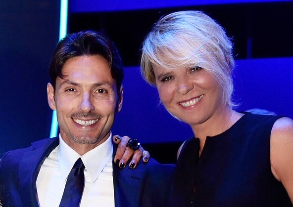 Maria De Filippi compie 60 anni, gli auguri di Pier Silvio Berlusconi: «E’ un giorno importante per tutta la televisione italiana. Potrai sempre contare su di me. Ti voglio bene»