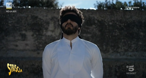 Striscia la Notizia «supplisce alle mancanze della Rai» e trasmette il finale tagliato de La Stagione della Caccia – Video