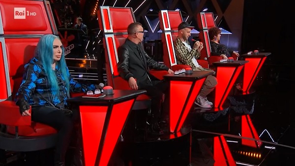 Ascolti TV | Giovedì 23 dicembre 2021. The Voice Senior cresce (19.8%) e strapazza Caduta Libera (12.1%), Rai2 al 6% con il film di Natale, sale MasterChef (3.2%)