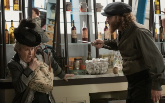 Una Vita, anticipazioni (6-11 dicembre 2021): un ladro fa irruzione nella bottega di Lolita