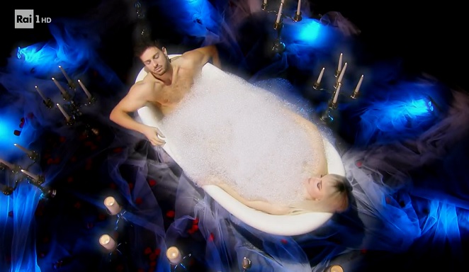 Ballando con le Stelle 2021, prima semifinale: Alvise elimina anche Iannone. Arisa e Vito Coppola ‘mezzi nudi’ in vasca da bagno vincono la ‘manche emozionale’