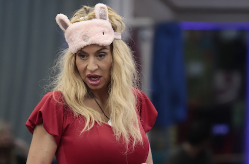 GF Vip – Valeria Marini e Sophie trovano la cacca nel bidet. La Codegoni: «So chi la lascia» – Video