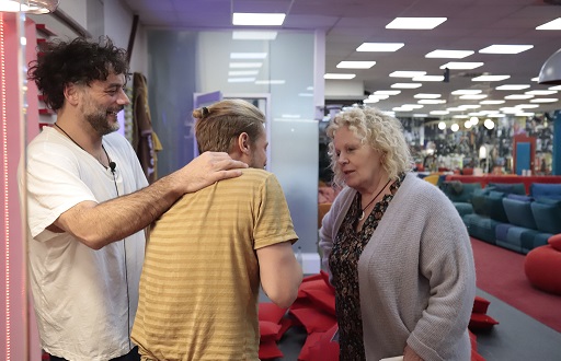 GFVip, Davide e Barù danno della vecchietta a Katia e lei va su tutte le furie: «Sono disgustata. State oltrepassando il limite» – Video