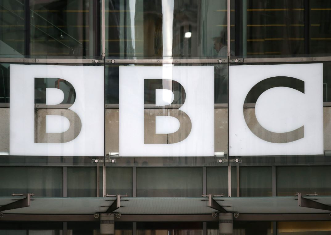 BBC, canone congelato per 2 anni. Sul tavolo l’ipotesi di cancellarlo del tutto dal 2027