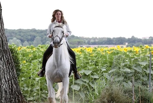 La strategia ‘mascherata’ di Canale 5: la fiction della Incontrada al venerdì contro la Carlucci. GF Vip contro Doc