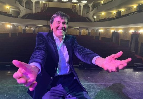 Gianni Morandi: «A Sanremo molto meglio in gara che come ospite». Capito, cantanti italiani?