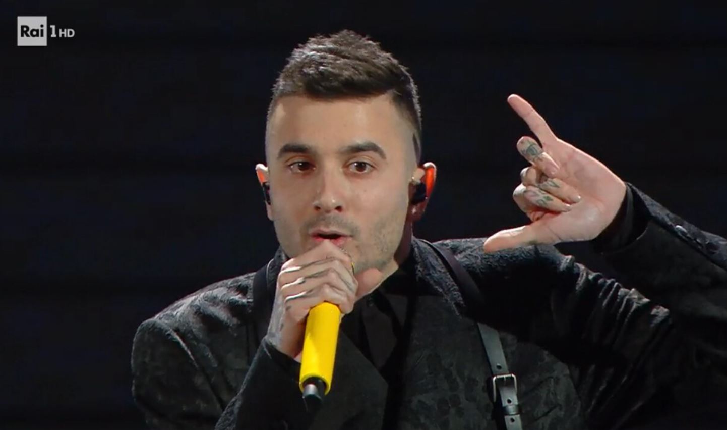 Sanremo 2022, Junior Cally contro Highsnob: «Al Festival con un mio brano. Poveraccio, finito il Festival torni un fallito»