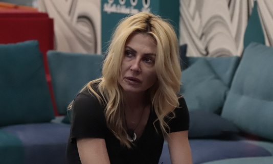 GFVip, Nathalie Caldonazzo azzanna Sonia Bruganelli: «Acida. Troverò anche io qualcuno con un aereo privato che mi porta in giro» – Video