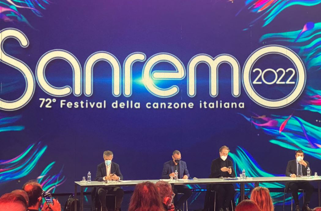Sanremo 2022, Amadeus: «Ricorderemo Carrà e Battiato. Ariston pieno al 100%»