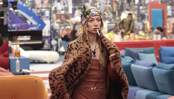 GFVip, Soleil ‘si prepara’ all’arrivo di Delia: «Se mi piace anche la donna, non escludo un rapporto a tre» – Video