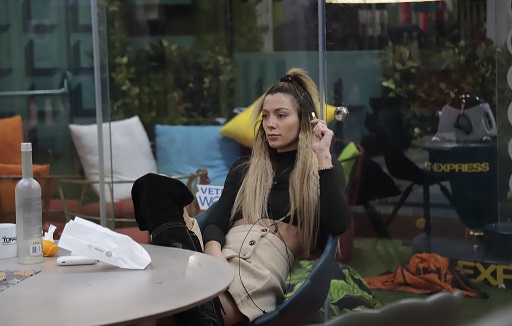 GFVip, Soleil lancia una bottiglia di vetro contro Alessandro. «Voi siete pazzi!» – Video