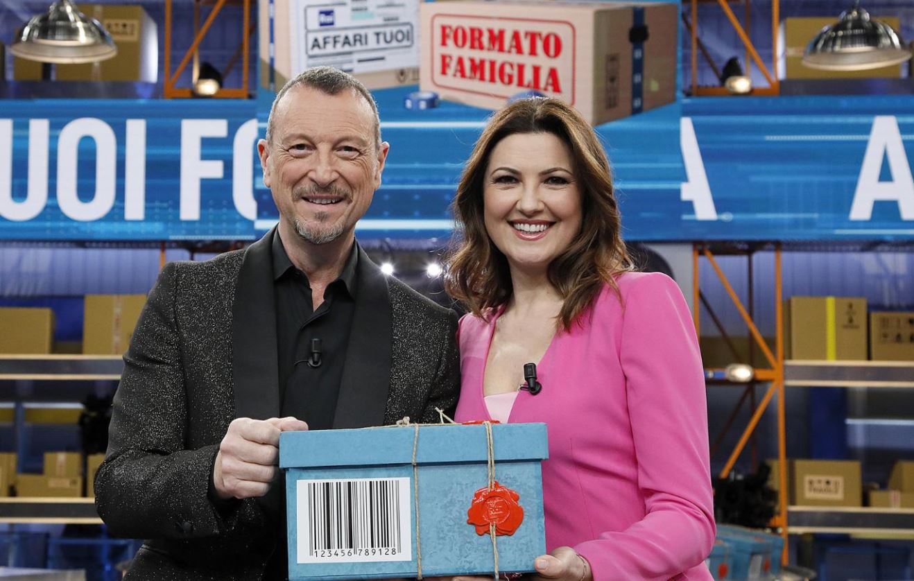 Programmi TV di stasera, sabato 26 febbraio 2022. Affari tuoi – Formato famiglia o C’è posta per te?