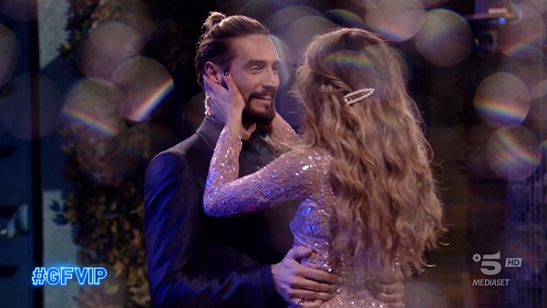 Grande Fratello Vip, quarantunesima puntata – Alex rientra come ospite, fuori Gianluca, 3 donne al televoto per conquistare la finale
