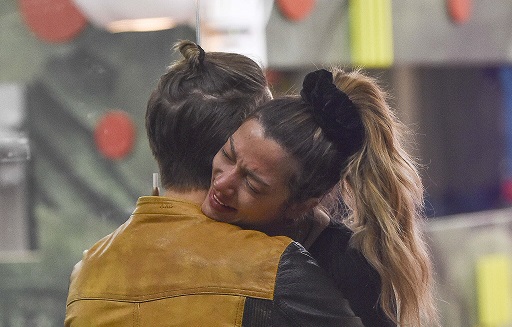 GF Vip, Alex scoppia a piangere tra le braccia di Soleil. Ci risiamo! (Video)