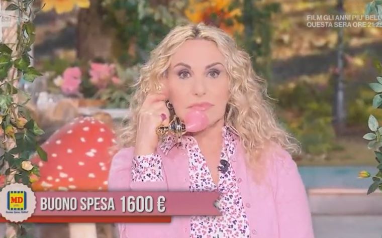 «Volevo giocare ai Fatti Vostri! Come mai sono qui?». La conduttrice rimbalzata in diretta