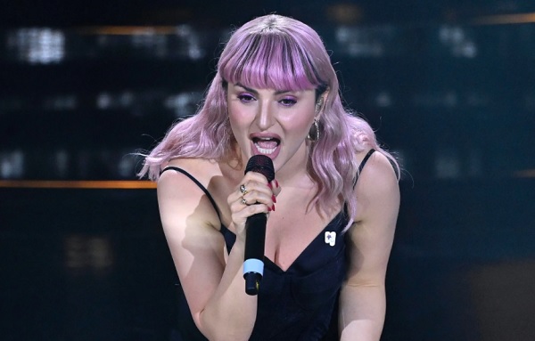 Programmi TV di stasera, lunedì 14 febbraio 2022. Arisa allo speciale di San Valentino di «Un’Ora Sola Vi Vorrei»