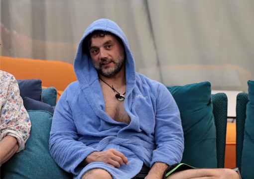 GFVip, Barù stronca le canzoni di Sanremo: «Mi volevo sparare una fucilata nei cogli0ni. A Noemi devono tagliare le corde vocali»
