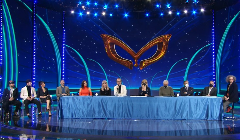 Il Cantante Mascherato 3, conferenza stampa live: “Allungamento a sei puntate, le maschere parleranno in diretta con i giudici”. Nella prima puntata ospiti Malgioglio, Morgan, Cristina D’Avena e Orietta Berti