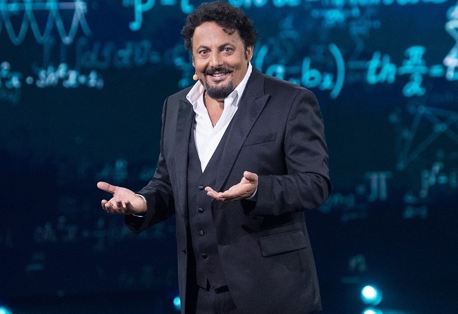 Programmi TV di stasera, martedì 8 febbraio 2022. Mogol e Paola Turci ospiti di Enrico Brignano