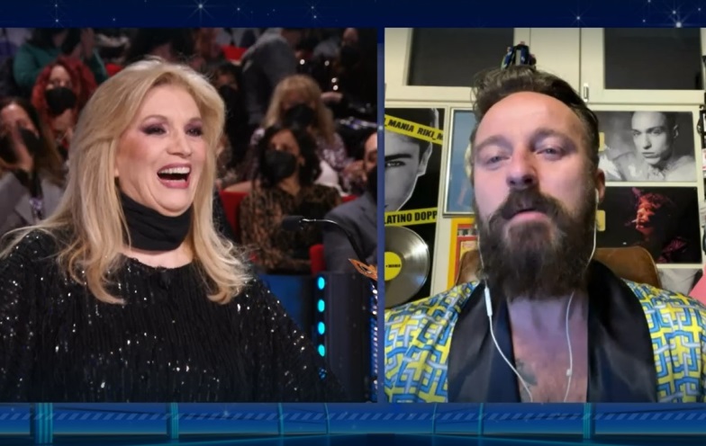 Francesco Facchinetti positivo al Covid, Iva Zanicchi lo sostituisce a Il Cantante Mascherato