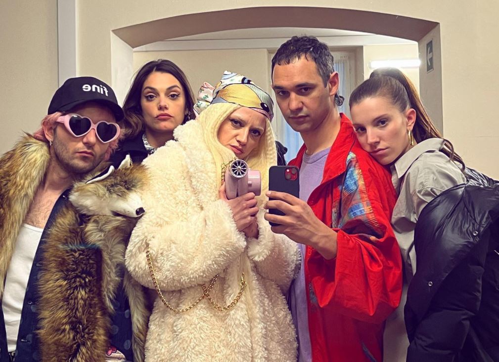 «Stop greenwashing»: all’Ariston la protesta ambientalista (contro lo sponsor) di Cosmo con La Rappresentante di Lista