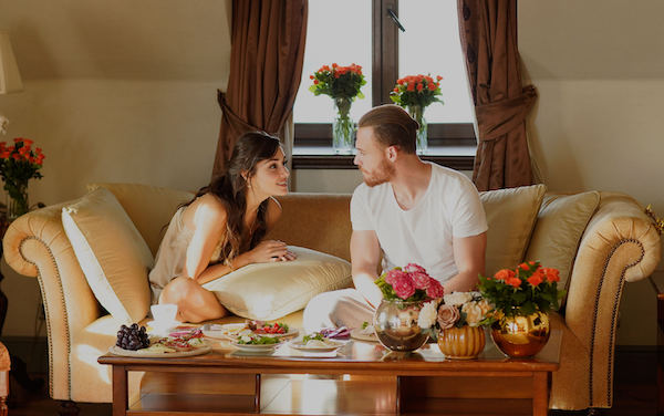 Love is in the Air (anticipazioni 21-25/02/2022): Eda vuole interrompere la luna di miele in Italia