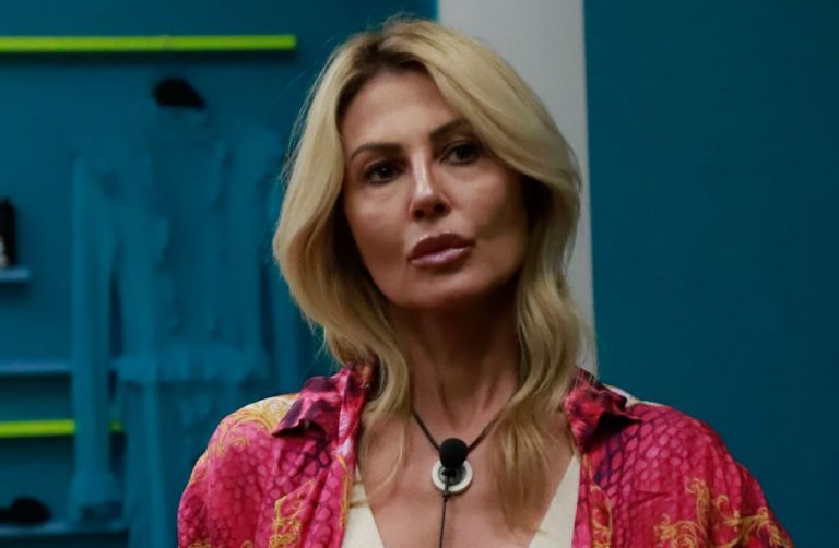 GF Vip, Nathalie Caldonazzo preoccupata per la frase ‘misteriosa’: «Se la fanno vedere, magari mi squalificano»