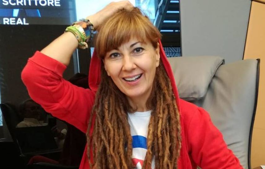 Fuori dal Coro: l’inviata Raffaella Regoli si autosospende contro l’obbligo di super green pass al lavoro. Ma salta l’annuncio in diretta