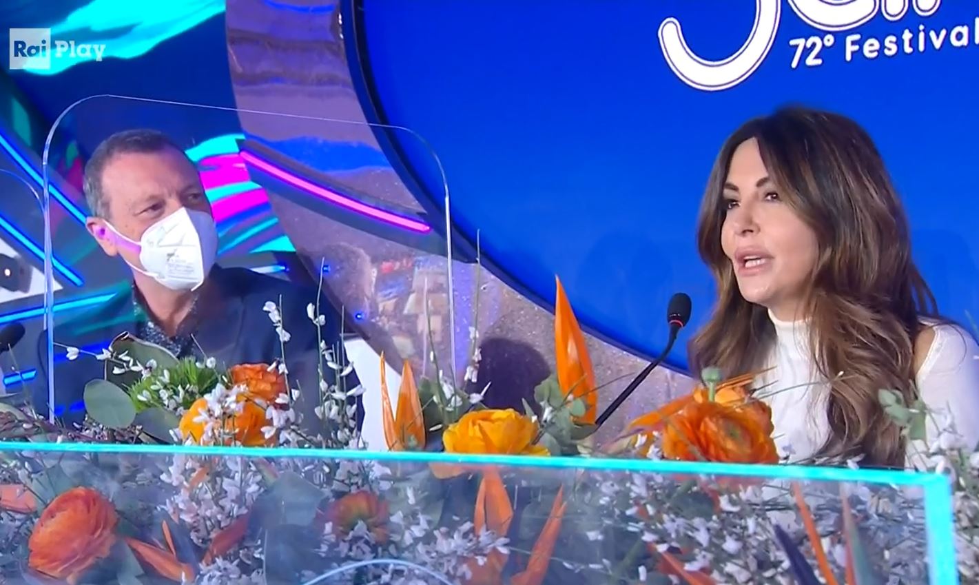 Sanremo 2022, conferenza stampa della finale. Ferilli show. Polemiche sul regolamento, Amadeus si infiamma