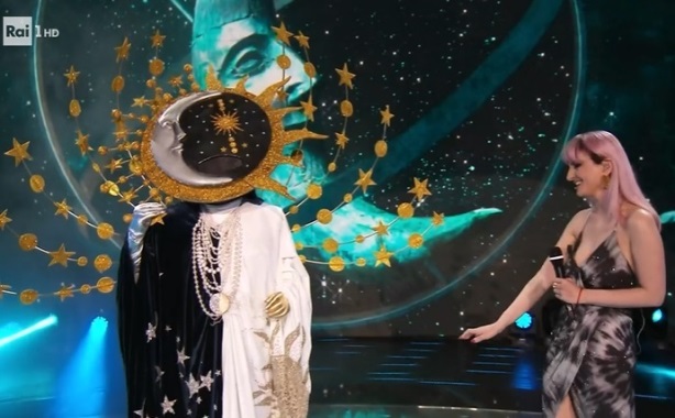 Il cantante è (s)mascherato e ballerino