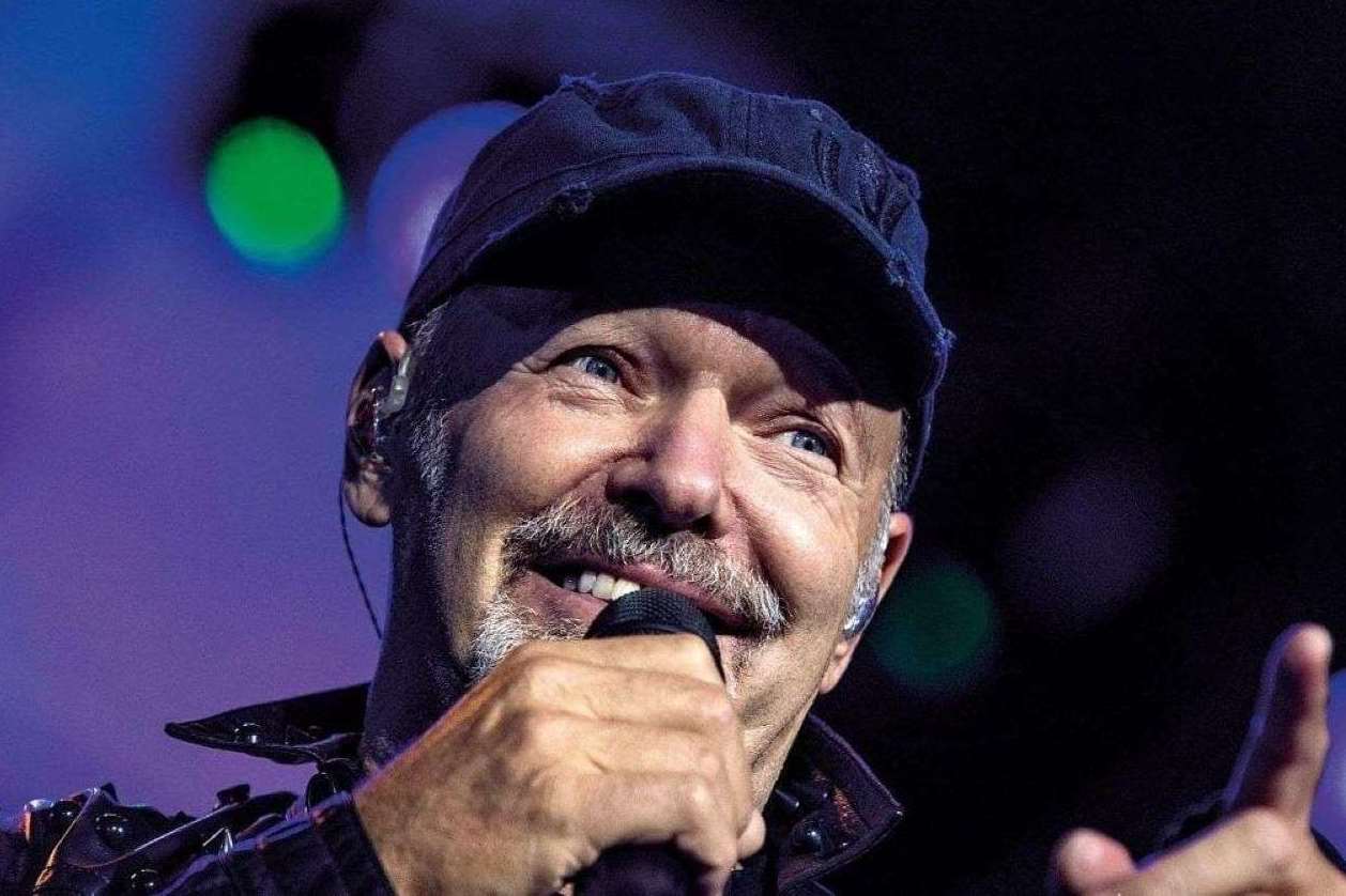 Programmi TV di stasera, lunedì 7 febbraio 2022. Nove festeggia i 70 anni di Vasco Rossi con il docufilm Questa Storia Qua