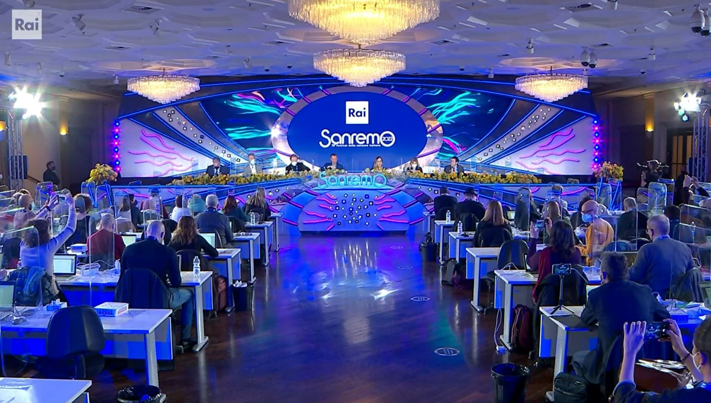 Sanremo 2022, conferenza stampa della seconda serata in diretta. Sala stampa in piedi per Monica Vitti. Ordine di esibizione di stasera