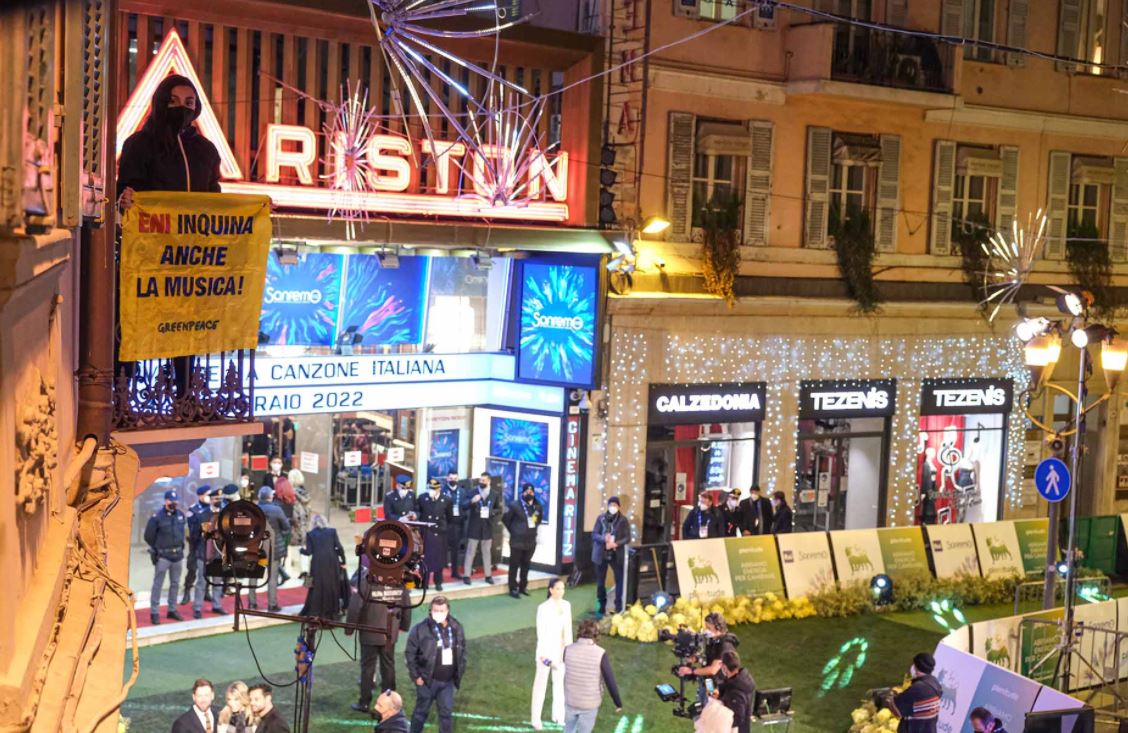 Attivisti ambientalisti tentano di irrompere in diretta al PrimaFestival. Sventata la protesta – Video