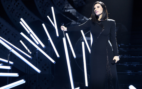 Sanremo 2022, seconda serata – Lorena Cesarini contro il razzismo, Zalone ‘beffa’ i virologi. Elisa comanda la gara