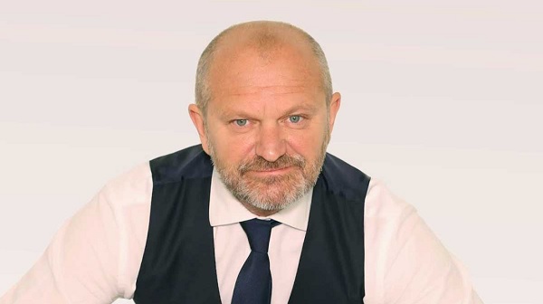 Andrea Pucci «gode come un pazzo» per il calo d’ascolti de La Pupa e il Secchione. Stasera Tutto è Possibile «l’ha distrutta»